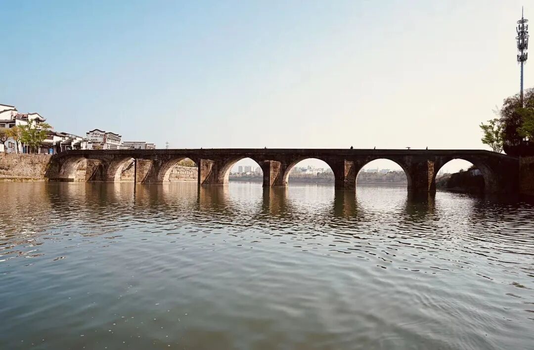 黃山市委書(shū)記凌云考察調(diào)研了由我司參與監(jiān)理的國(guó)家級(jí)文物屯溪鎮(zhèn)海橋（老大橋）修繕工程